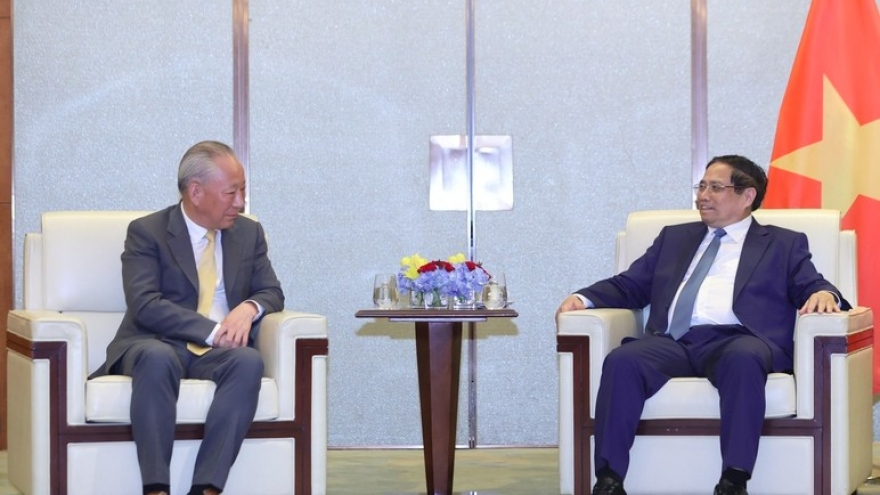 PM Chinh meets top Chinese firms to boost cooperation in aviation, infrastructure